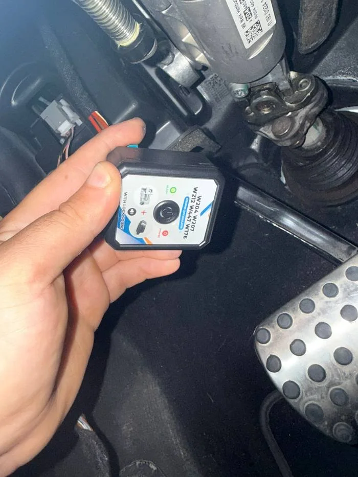 Guardian Locksmith technician programming car key on-site DFW TX